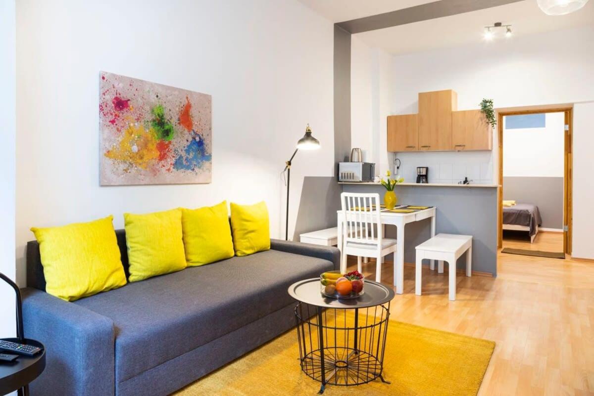 Cozy 2 Room Apartment Next To Hermannstrasse Berlin Luaran gambar