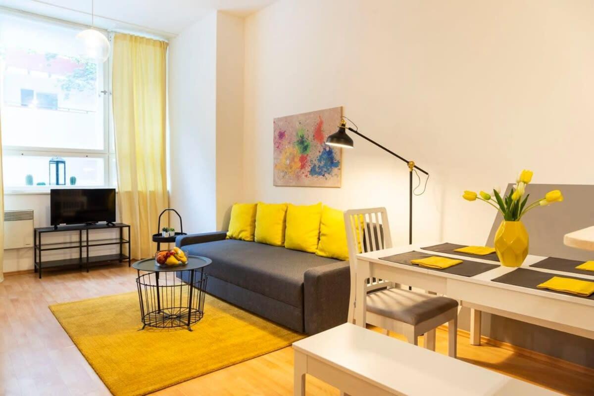Cozy 2 Room Apartment Next To Hermannstrasse Berlin Luaran gambar