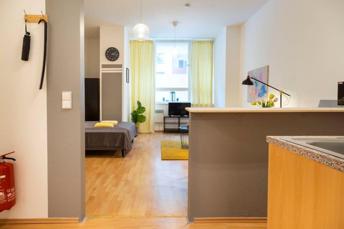 Cozy 2 Room Apartment Next To Hermannstrasse Berlin Luaran gambar