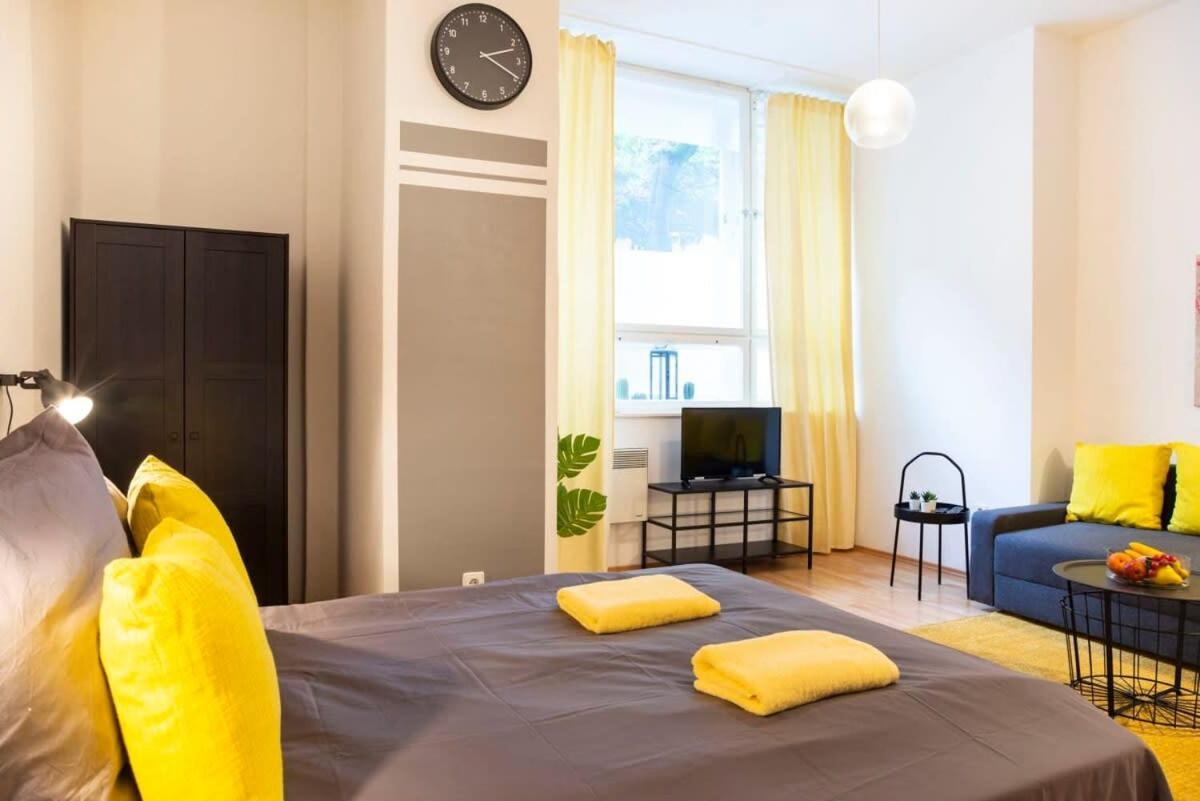 Cozy 2 Room Apartment Next To Hermannstrasse Berlin Luaran gambar