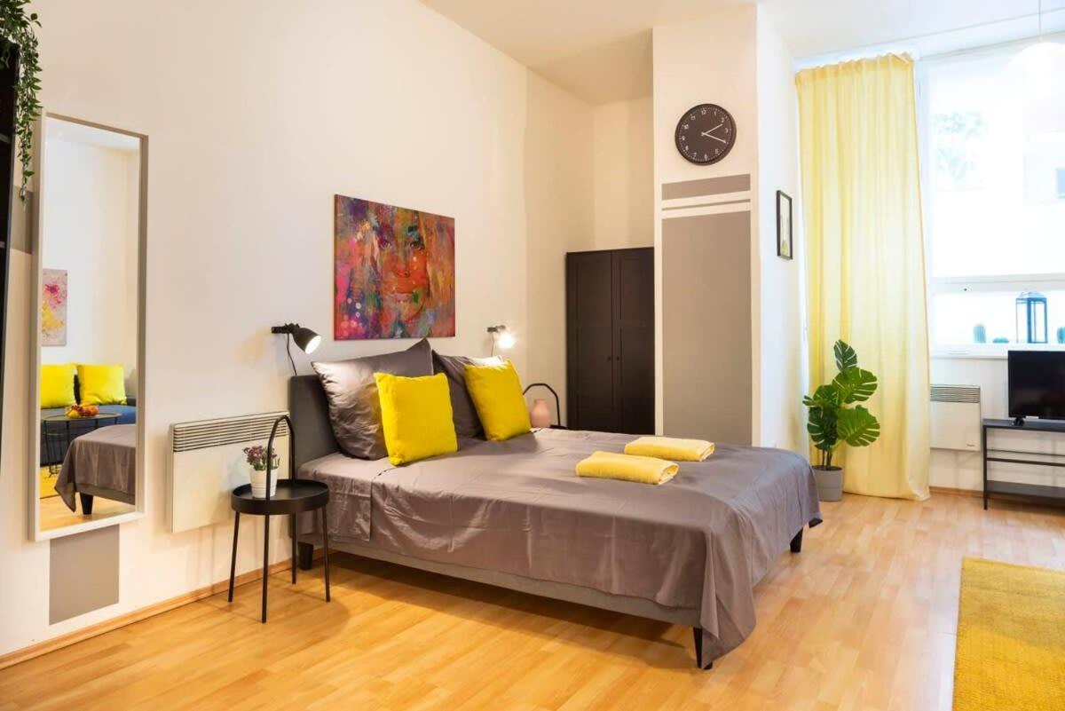 Cozy 2 Room Apartment Next To Hermannstrasse Berlin Luaran gambar