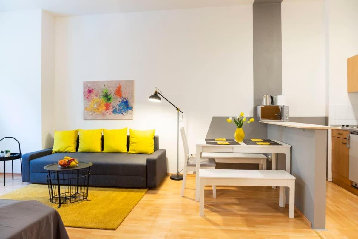 Cozy 2 Room Apartment Next To Hermannstrasse Berlin Luaran gambar