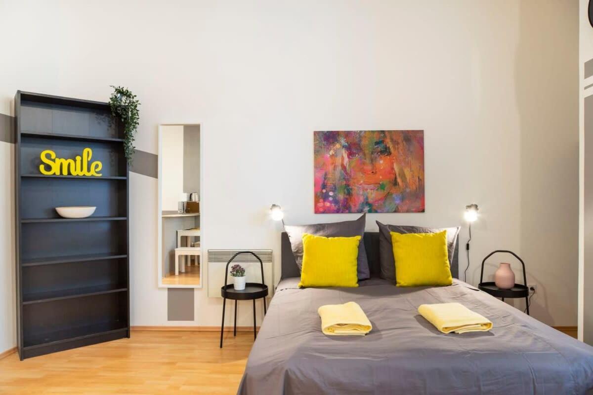 Cozy 2 Room Apartment Next To Hermannstrasse Berlin Luaran gambar