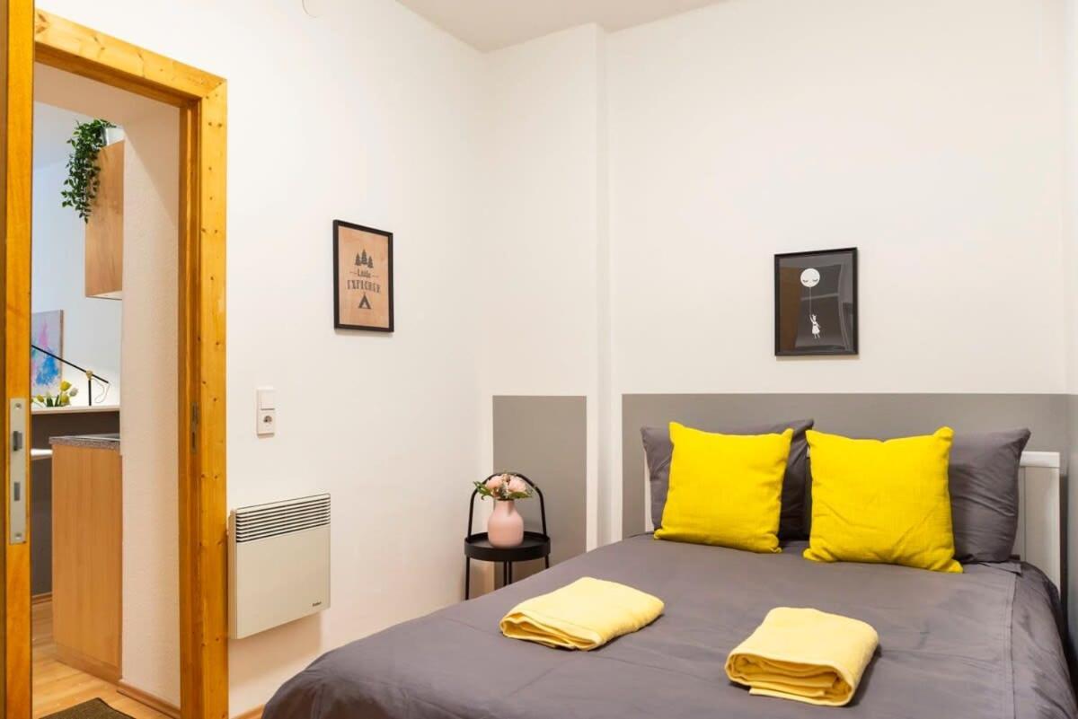 Cozy 2 Room Apartment Next To Hermannstrasse Berlin Luaran gambar