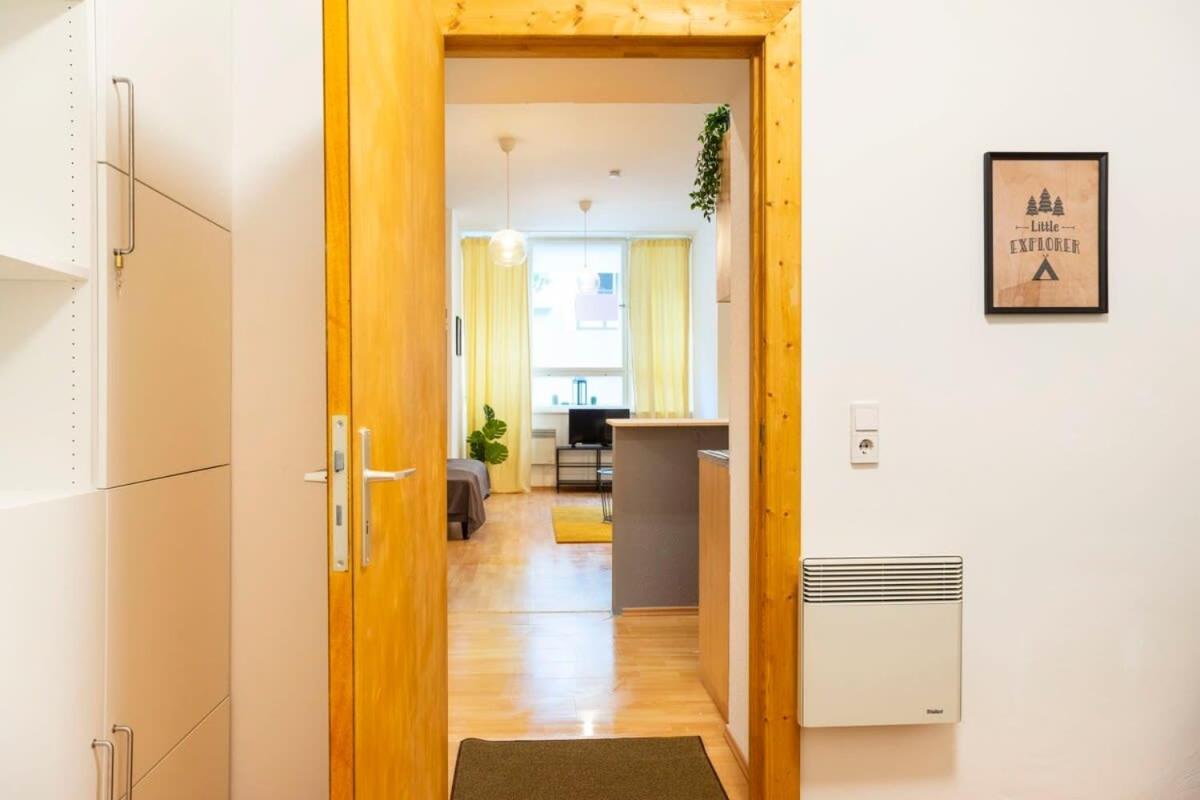 Cozy 2 Room Apartment Next To Hermannstrasse Berlin Luaran gambar