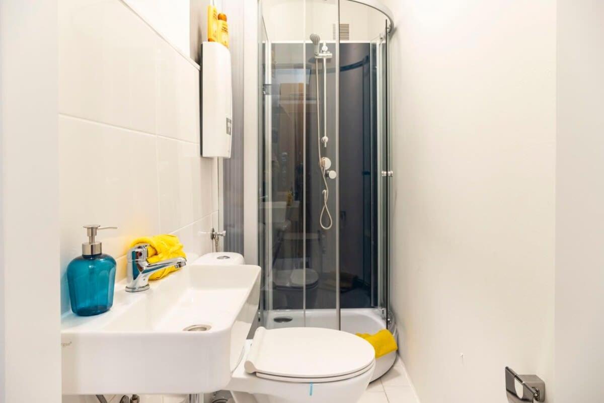 Cozy 2 Room Apartment Next To Hermannstrasse Berlin Luaran gambar